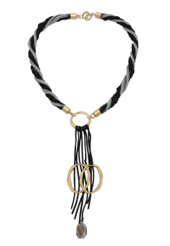 Totem — collana Tiziana Piola con cordino intrecciato nero e grigio, frange in camoscio e pietra sfaccettata, collezione Identity