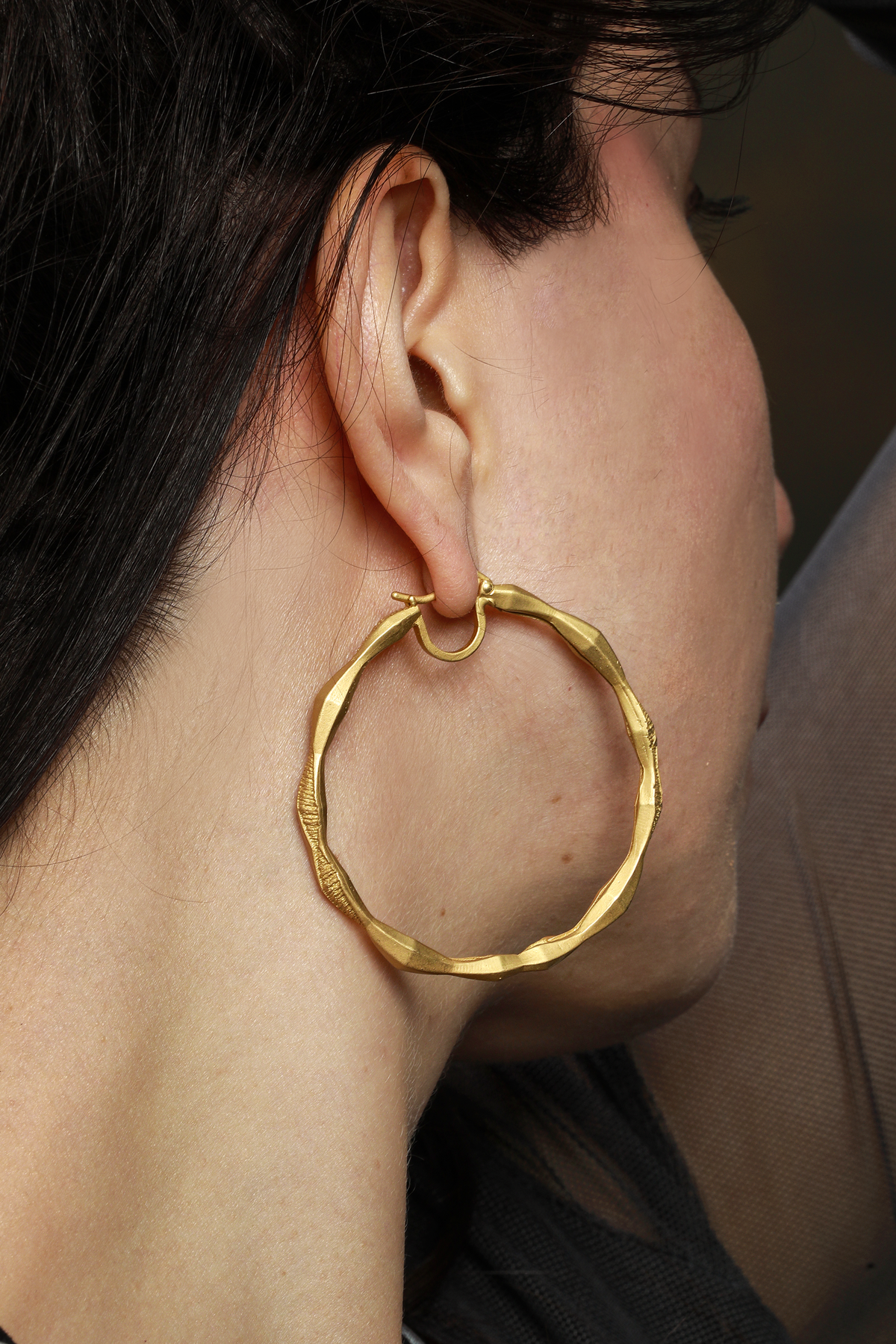 Orecchini Evoluzione in bronzo della collezione Essenza di Tiziana Piola, indossati