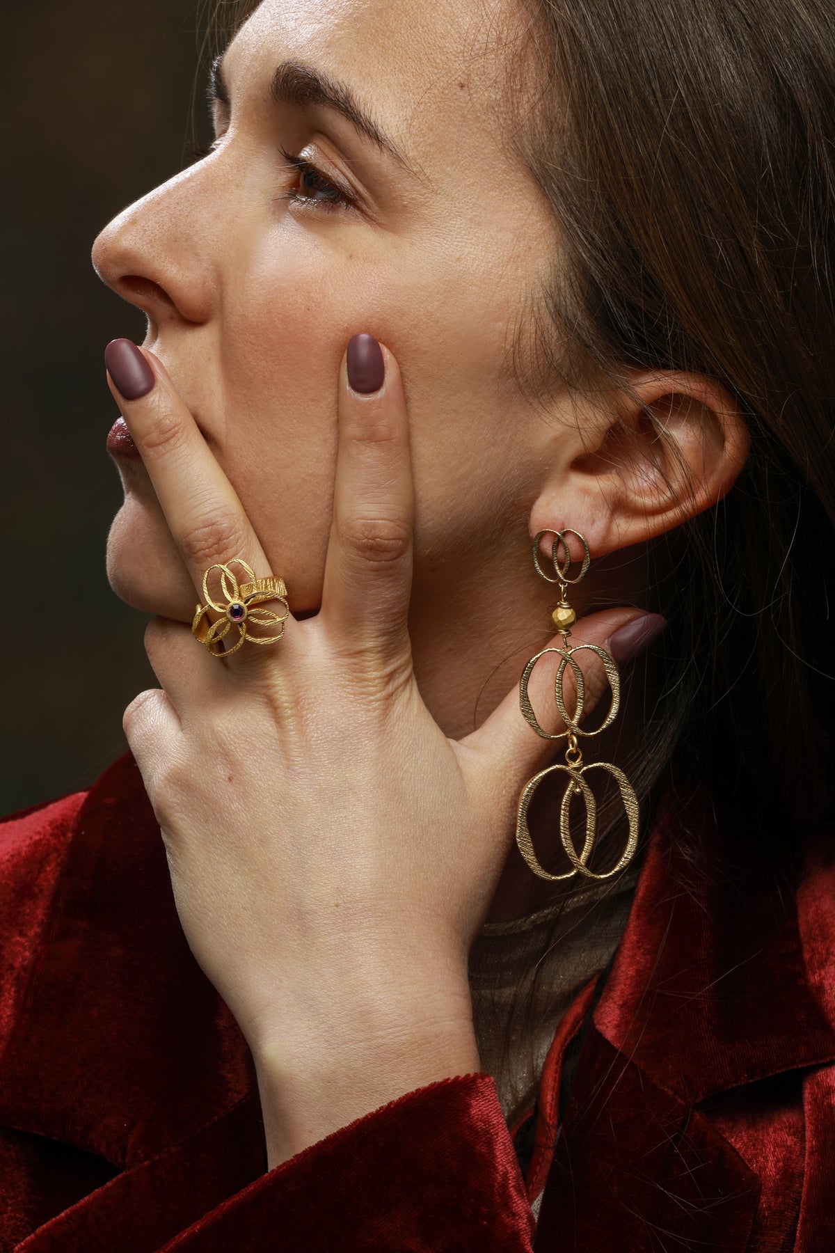 Anello Faro con pietra centrale sfaccettata, collezione Identity di Tiziana Piola, indossato