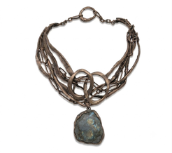 Girocollo Flutto in bronzo naturale con Labradorite, collezione Intrecci di Tiziana Piola