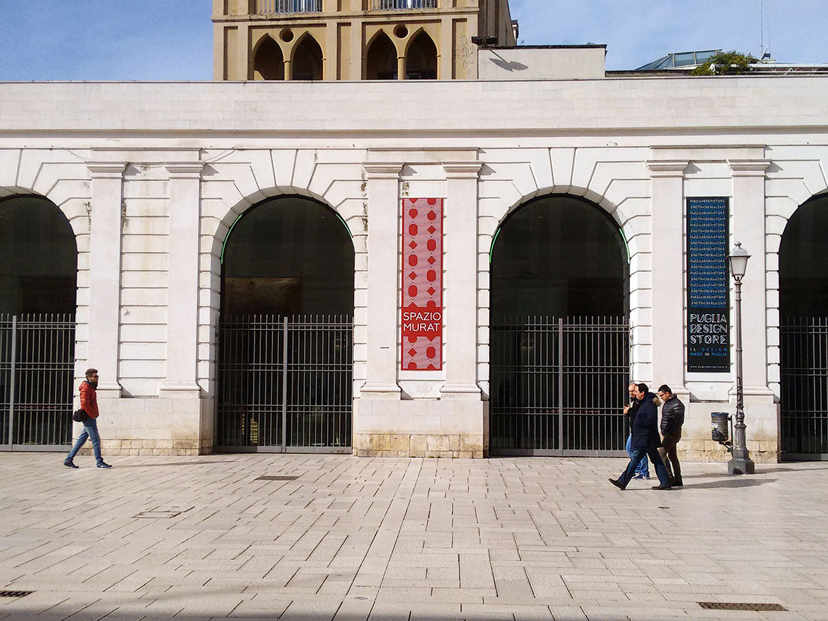 Spazio Murat e Puglia Design Store, Piazza del Ferrarese a Bari, di giorno