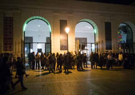 Spazio Murat, che ospita il Puglia Design Store, illuminato di notte a Bari