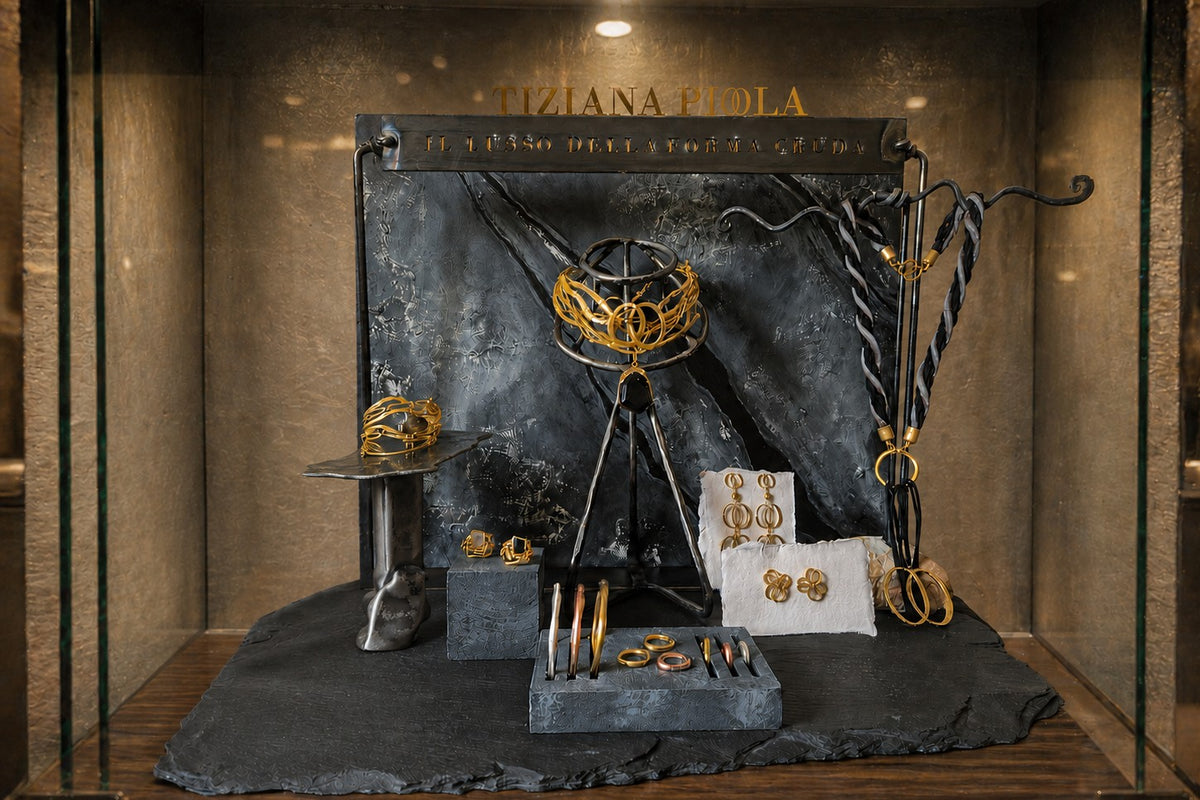Vetrina della boutique Tiziana Piola con gioielli in esposizione, filosofia Slow Luxury