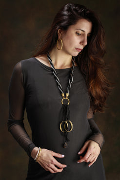Collana Totem con cordino grigio e nero indossata, collezione Identity di Tiziana Piola